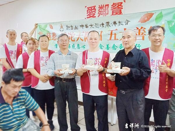 佛陀天降日 台中街友蔬食便當結緣‧暖心又暖胃9